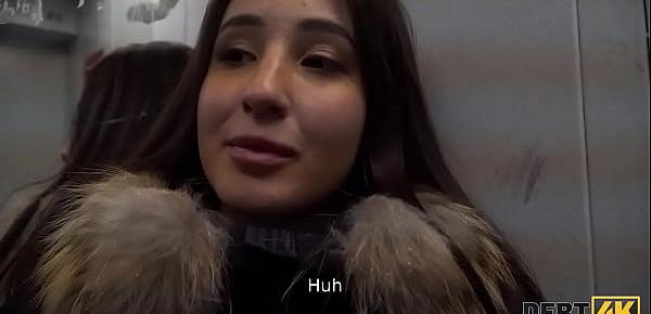 DEBT4k. Mädchen schuldet Geld und sie wird gefickt, nachdem der Schuldeneintreiber sie gefunden hat